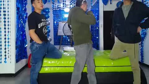 THOMAS AND DAMIAND online show from January 19, 5:49 pm