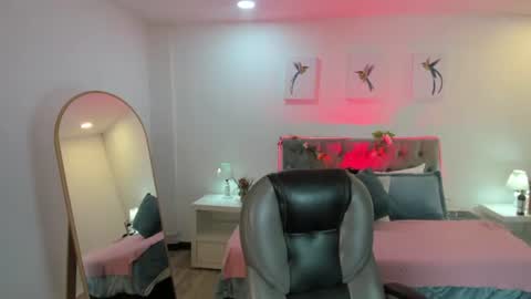 Snapshot of icysweetcam chatting on June 18, 11:47 am Icy online show from June 18, 11:47 am