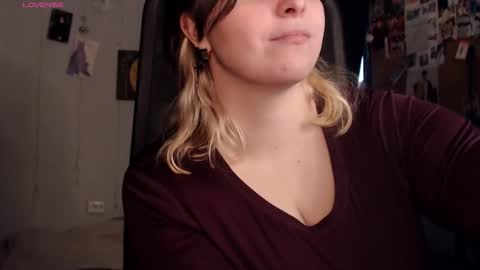 Snapshot of idontknowwhyjojo chatting on February 11, 12:32 pm Saya online show from February 11, 12:32 pm