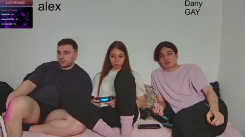 Snapshot of ihavepaws33 chatting on January 20, 4:23 pm Julia and Mira online show from January 20, 4:23 pm