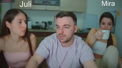 Snapshot of ihavepaws33 chatting on February 19, 4:44 pm Julia and Mira online show from February 19, 4:44 pm