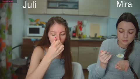 Snapshot of ihavepaws33 chatting on February 22, 6:52 pm Julia and Mira online show from February 22, 6:52 pm