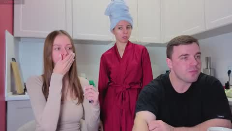 Snapshot of ihavepaws33 chatting on October 23, 9:19 am Julia and Mira online show from October 23, 9:19 am