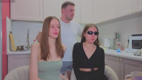 Snapshot of ihavepaws33 chatting on November 21, 10:47 am Julia and Mira online show from November 21, 10:47 am