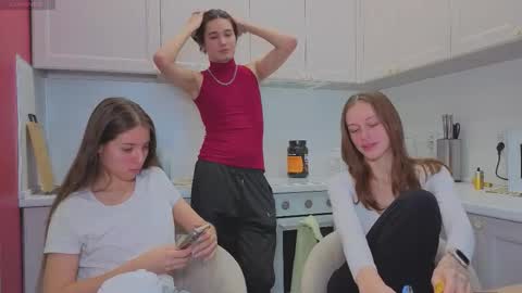 Snapshot of ihavepaws33 chatting on November 24, 10:59 am Julia and Mira online show from November 24, 10:59 am