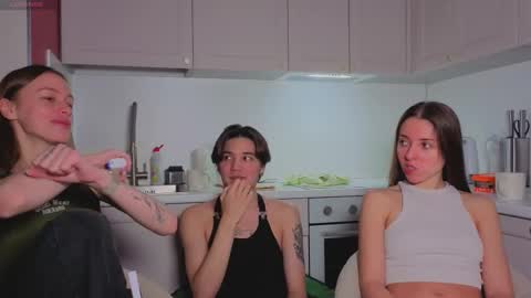 Snapshot of ihavepaws33 chatting on November 27, 10:17 am Julia and Mira online show from November 27, 10:17 am