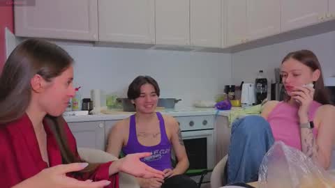 Snapshot of ihavepaws33 chatting on November 28, 8:50 am Julia and Mira online show from November 28, 8:50 am