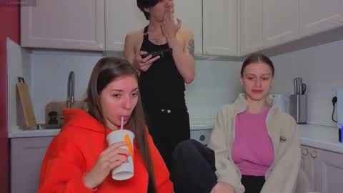 Snapshot of ihavepaws33 chatting on December 1, 9:14 am Julia and Mira online show from December 1, 9:14 am