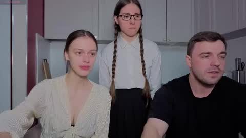 Snapshot of ihavepaws33 chatting on December 4, 10:24 am Julia and Mira online show from December 4, 10:24 am