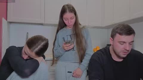 Snapshot of ihavepaws33 chatting on December 5, 10:35 am Julia and Mira online show from December 5, 10:35 am