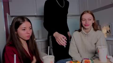 Snapshot of ihavepaws33 chatting on December 21, 7:37 am Julia and Mira online show from December 21, 7:37 am