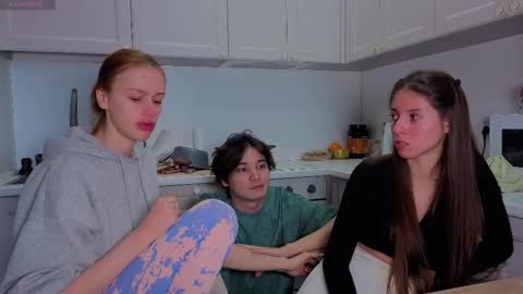 Snapshot of ihavepaws33 chatting on January 8, 11:34 am Julia and Mira online show from January 8, 11:34 am