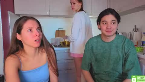 Snapshot of ihavepaws33 chatting on February 21, 9:54 am Julia and Mira online show from February 21, 9:54 am