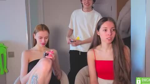 Snapshot of ihavepaws33 chatting on February 25, 10:47 am Julia and Mira online show from February 25, 10:47 am