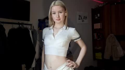 ShyLuna online show from March 18, 6:27 am