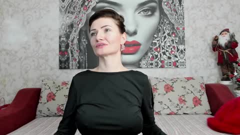 Snapshot of illegalbeauty87 chatting on December 23, 9:18 pm Ingrid or more easier...Miss GoDDess Mistress online show from December 23, 9:18 pm