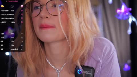 Snapshot of illegaldream chatting on December 17, 3:29 pm Lindsey and Candice online show from December 17, 3:29 pm