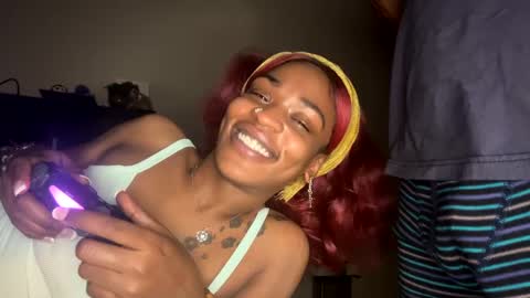 Snapshot of illoqu3nt chatting on January 22, 4:44 am Dre online show from January 22, 4:44 am