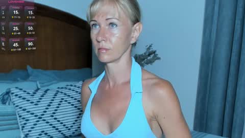Snapshot of im_beautiful chatting on October 1, 12:00 pm Christine - online show from October 1, 12:00 pm