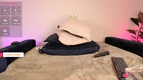 Snapshot of im_charliee chatting on February 1, 11:37 pm charlie online show from February 1, 11:37 pm