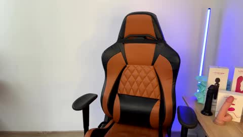 Laia online show from February 7, 1:11 pm