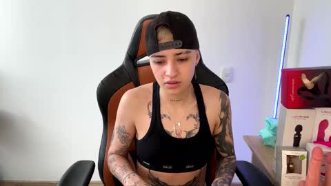 Laia online show from February 15, 8:33 pm