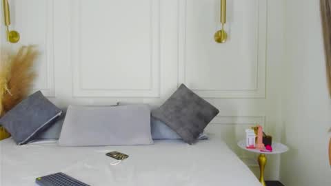 imvictoria_ online show from December 4, 9:45 pm