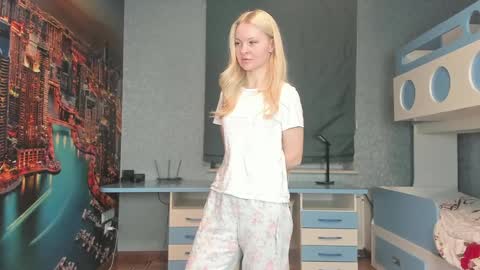 Snapshot of incredible__shell_ chatting on April 4, 4:37 pm Masha online show from April 4, 4:37 pm