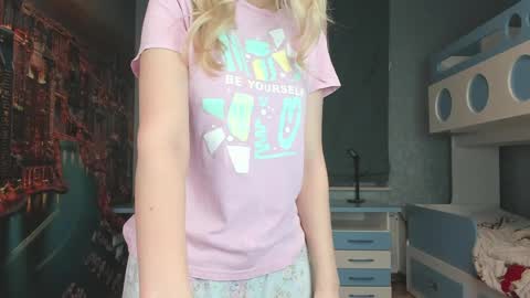 Snapshot of incredible__shell_ chatting on April 5, 7:55 pm Masha online show from April 5, 7:55 pm