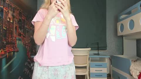 Snapshot of incredible__shell_ chatting on April 7, 7:14 pm Masha online show from April 7, 7:14 pm