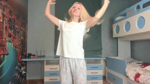 Snapshot of incredible__shell_ chatting on April 18, 11:05 pm Masha online show from April 18, 11:05 pm