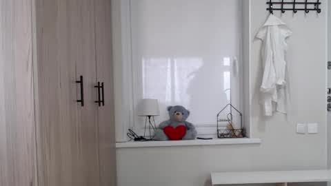 Della online show from October 21, 8:26 am