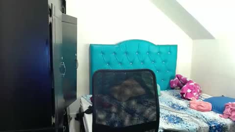 Snapshot of incubus_couple1 chatting on December 16, 1:21 am incubus_couple1 online show from December 16, 1:21 am