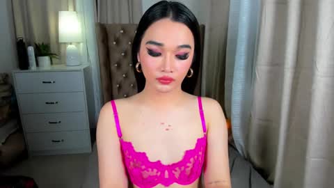 indestructabletrixie online show from December 18, 1:12 pm