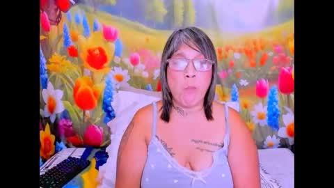 indianroxy27 online show from April 8, 7:25 pm