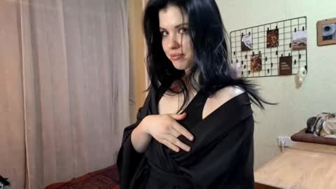 Mia online show from March 25, 1:28 pm