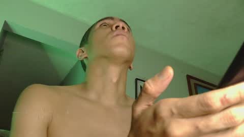 Snapshot of innocentsweetboy chatting on February 4, 3:33 am Aaron online show from February 4, 3:33 am