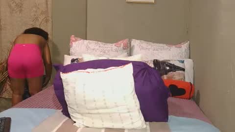 Snapshot of intimacysexy chatting on February 9, 9:52 pm boniswa caroline online show from February 9, 9:52 pm