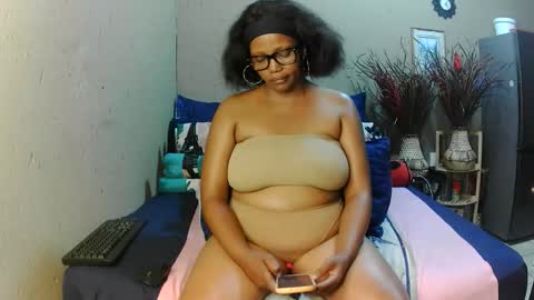 Snapshot of intimacysexy chatting on April 11, 7:18 pm boniswa caroline online show from April 11, 7:18 pm