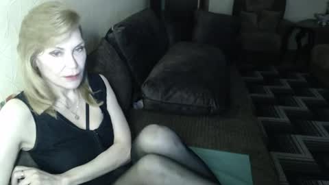 Snapshot of irenalegs chatting on April 20, 3:53 am irenalegs online show from April 20, 3:53 am