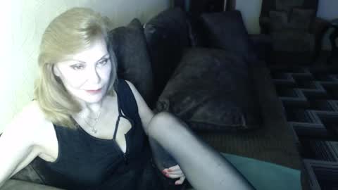 Snapshot of irenalegs chatting on April 27, 4:10 am irenalegs online show from April 27, 4:10 am