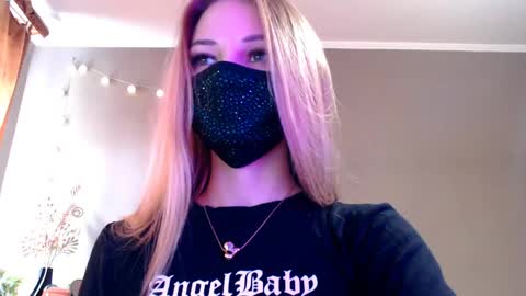 Snapshot of iris_lave chatting on April 24, 12:40 pm Lily online show from April 24, 12:40 pm