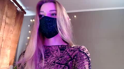 Snapshot of iris_lave chatting on May 12, 2:14 pm Lily online show from May 12, 2:14 pm