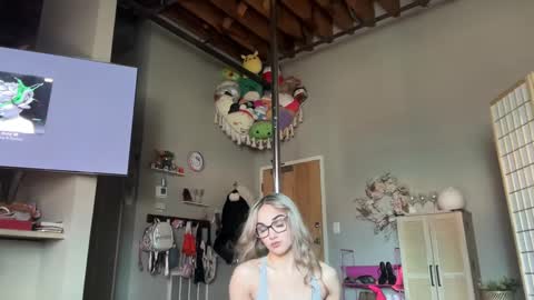 Snapshot of iris_world chatting on February 23, 6:45 pm iris online show from February 23, 6:45 pm