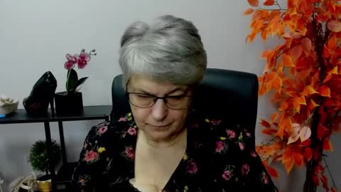 Snapshot of iris_xdesire chatting on December 5, 8:11 am I R I S online show from December 5, 8:11 am