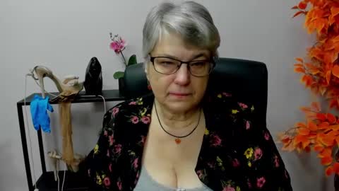 Snapshot of iris_xdesire chatting on December 10, 7:16 am I R I S online show from December 10, 7:16 am