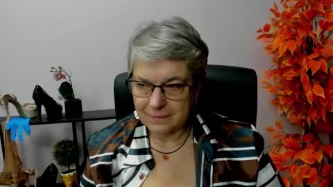 Snapshot of iris_xdesire chatting on December 12, 11:07 am I R I S online show from December 12, 11:07 am