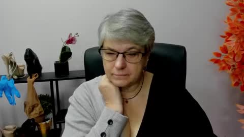 Snapshot of iris_xdesire chatting on December 13, 8:09 am I R I S online show from December 13, 8:09 am