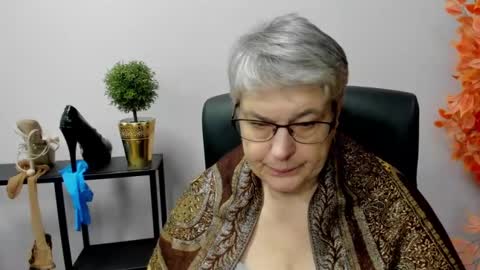 Snapshot of iris_xdesire chatting on January 2, 10:37 am I R I S online show from January 2, 10:37 am