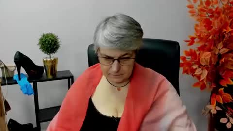 Snapshot of iris_xdesire chatting on February 3, 10:58 am I R I S online show from February 3, 10:58 am